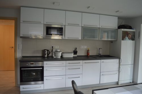 Kuchyň šedá + bílá lesk