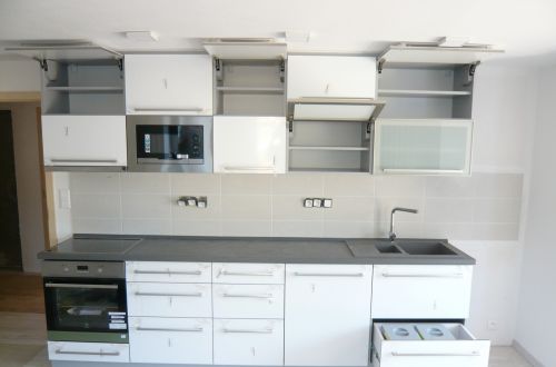 Kuchyň šedá + bílá lesk