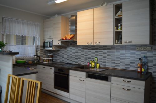 Kuchyň jasan pískový