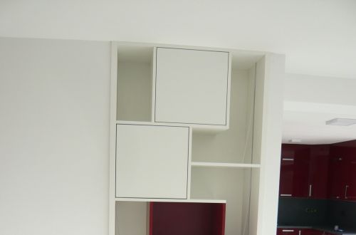 Vestavná skříň lamino bílá + červená matná