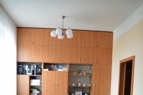 Jednací stůl + kancelářský nábytek