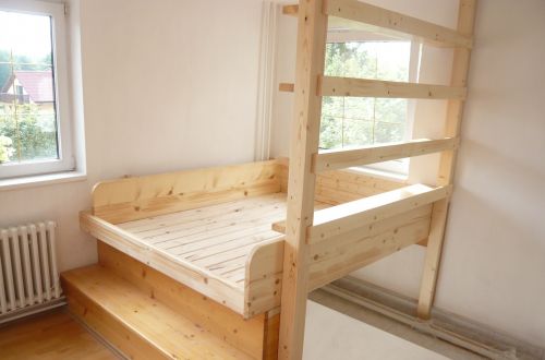 Postel s policemi masiv smrk